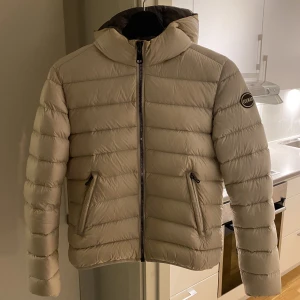 Colmar jacka  - Ljus beige colmar jacka, kommer ej till användning. Nypris ca 3000 säljer för 2000😇