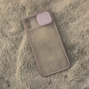 iPhone xs max skal - Ett lila-violet-genomskinligt skal för din iPhone XS Max. Har även ett kameraskydd! Bra skick, Pris+frakt😽