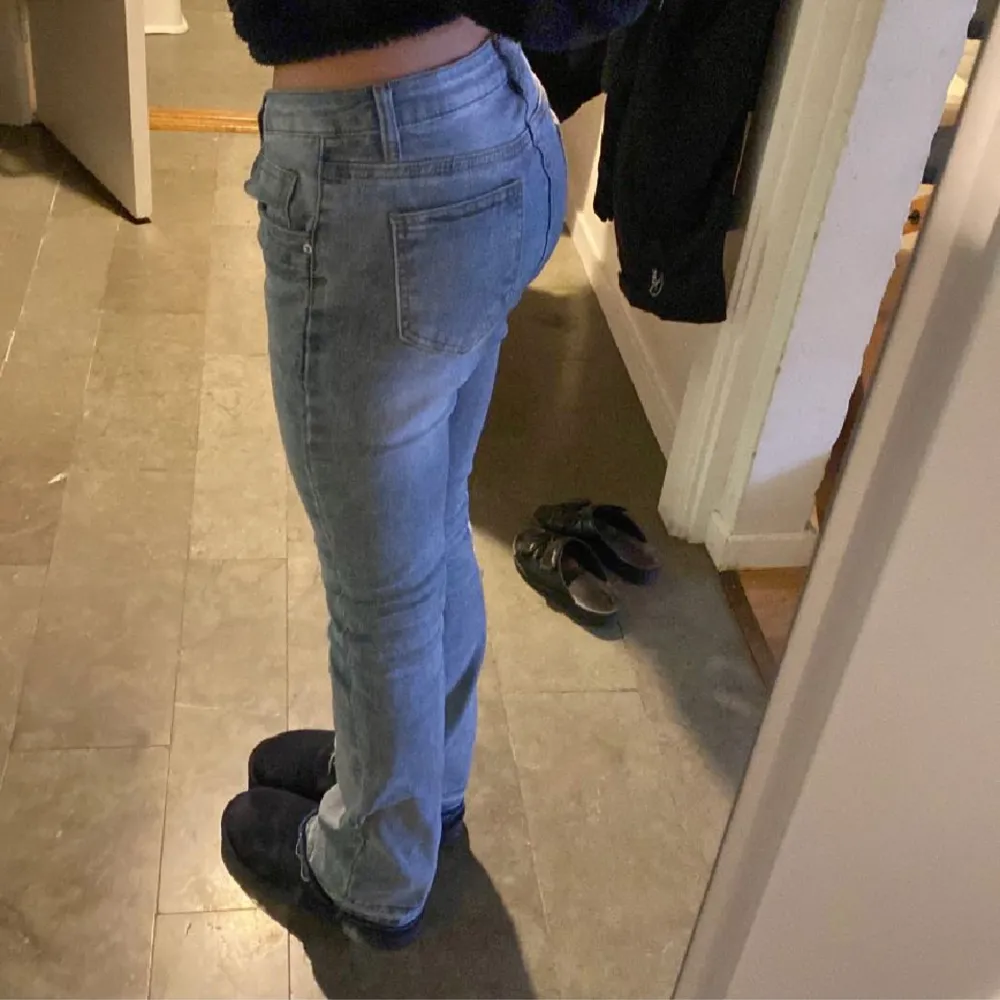 Lågmidjade jeans, dom kommer inte till användning då dom va för långa på mig som är 157cm men passar nån som äe runt 165cm. Pris kan diskuteras. (Lånade bilder). Jeans & Byxor.