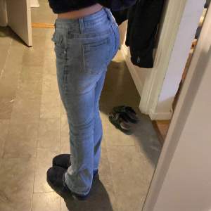 Lågmidjade jeans, dom kommer inte till användning då dom va för långa på mig som är 157cm men passar nån som äe runt 165cm. Pris kan diskuteras. (Lånade bilder)