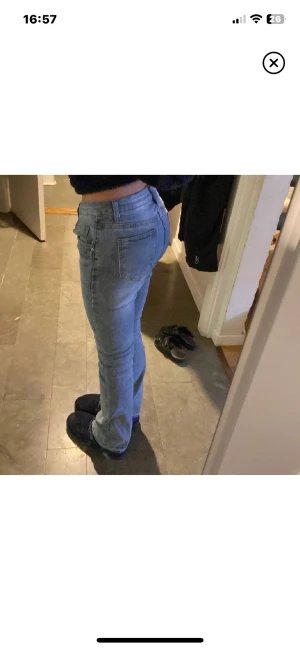Lågmidjade jeans - Lågmidjade jeans, dom kommer inte till användning då dom va för långa på mig som är 157cm men passar nån som äe runt 165cm. Pris kan diskuteras. (Lånade bilder)