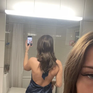 Klänning - Klänning med öppen rygg i satintyg, bra skick, använd 1 gång