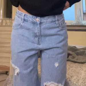 Lågmidjade baggy jeans - Ett par väldigt lågmidjade baggy jeans med några hål i. Jeansen är aldrig använda💓🌟Pris går att diskuteras och det är bara att ställa frågor! Byxorna är väldigt stor i midjan vilket gör att de blir lågmidjande. Rekommenderas för någon som är 165cm lång!💋
