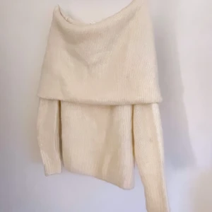 Stickad off shoulder - Väldigt skön o snygg något overzised!