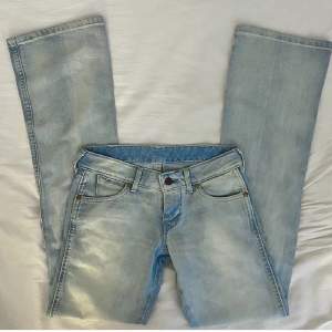 Säljer dessa snygga jeans som är köpta på Plick då de inte kommer till användning längre. Inga defekter eller liknande kom privat för flera bilder❤️MID:68 LÄNGD:82