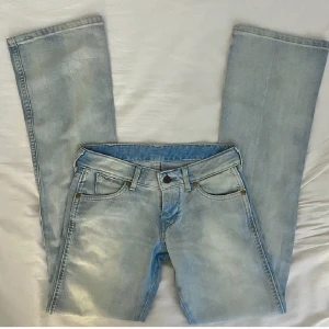 Wrangler jeans - Säljer dessa snygga jeans som är köpta på Plick då de inte kommer till användning längre. Inga defekter eller liknande kom privat för flera bilder❤️MID:68 LÄNGD:82