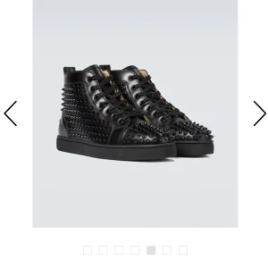 CHRISTIAN LOUBOUTIN SKOR - Ett par helt nya (oanvända) äkta louboutin spike high top boots. Det är de i bilden fast mocha material. Original pris  11 146kr. Säljer för så låg pris eftersom de inte är min stil längre. Priset kan diskuteras🥰 