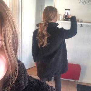 TeddyKappa - Säljer denna fina kappa från Nelly för att den inte kommer till användning längre. Den är stor runt kroppen men en aning smalare i armarna! Skriv för frågor eller fler bilder!😚