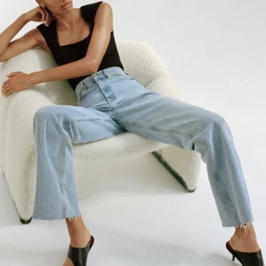 34 ZARA raka cropade jeans - Sparsamt använda jeans från zara. I fint skick, inget att anmärka på. Storlek 34. I ljusblå tvätt