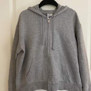 Grå Zip-Hoodie från H&M, bra skick, strl S !💫