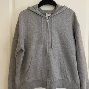 Grå Zip-Hoodie - Grå Zip-Hoodie från H&M, bra skick, strl S !💫