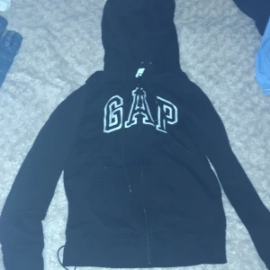 GAP tröja - Ny GAP tröja. Aldrig använd. Säljer för jag inte använder. Pris kan diskuteras. Kan även mötas upp men köparen står för frakt.