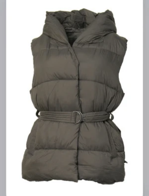 Dunväst - Mörkgrön bäst. Pernilla Wahlgren kollektion. Aldrig använd. Djur rökfritt hem.