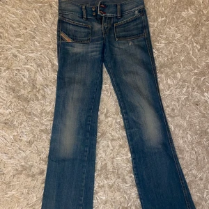 Dieseljeans lågmidjade  - Säljer mina snygga lågmidjade dieseljeans. Dem är i storlek 24 och utsvängda i modellen. Skriv för fler frågor eller bilder.