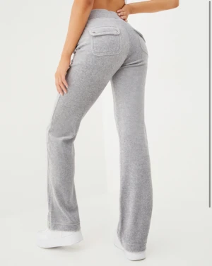 Gråa juicy byxor ❤️ - !! lånade bilder !! Intresse koll på mina gråa juicy byxor i XXS. Funderar på att sälja dem då jag inte har användning av dem, men inte helt säker ännu. Finns en deffekt nere på byxan som jag kan skicka bild på privat. Säljs för 800 pga defekten. 