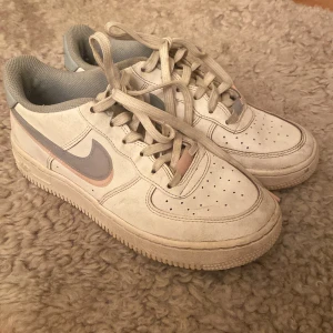 Nike air force 1 - Ett par Nike air force 1 med lite rosa och blå inslag, ser ganska smutsiga ut på bilden med det går självklart att tvätta bort om man tvättar de i tvättmaskinen Nypris: 975kr❤️