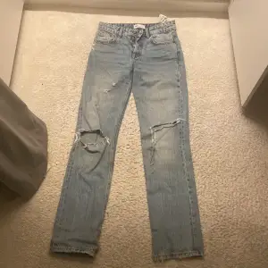 Säljer mina zara jeans för dom är för stora tyvärr. Kontakta mig om ni vill ha fler bilder 