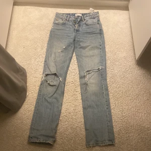 Zara jeans  - Säljer mina zara jeans för dom är för stora tyvärr. Kontakta mig om ni vill ha fler bilder 
