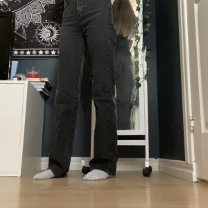 Long Straight fit svarta jeans - Svarta jeans köpta för lite mer än 1 årsen. Säljer pga av att den inte kommer till användning. 
