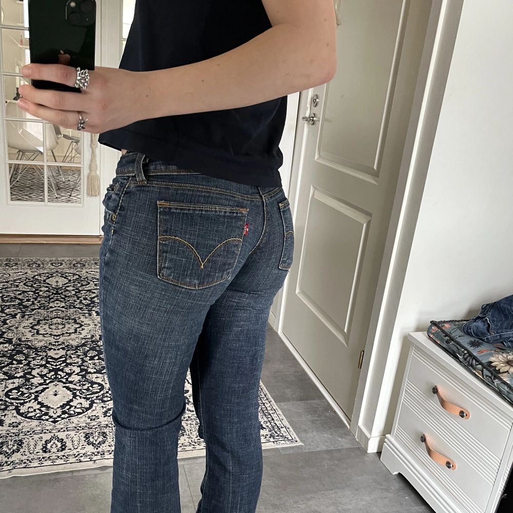 Superfina Levis jeans, går att få längre om man sprättar upp kanten längst ner 💞lågmidjade ! Om jag får något direktbud privat så kan jag sälja innan budet är slut! . Jeans & Byxor.