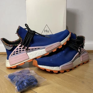 Adidas Human Race NMD  - Säljer mina Human Race som är i bra skick, inte trasiga på något sätt, följande ingår (skor, skokartong, svarta och blå skosnören samt ”omslagspapperna” som låg i kartongen. Storlek EU 46, US 11.5. Skriv om du har frågor eller vill se mer bilder typ🐉