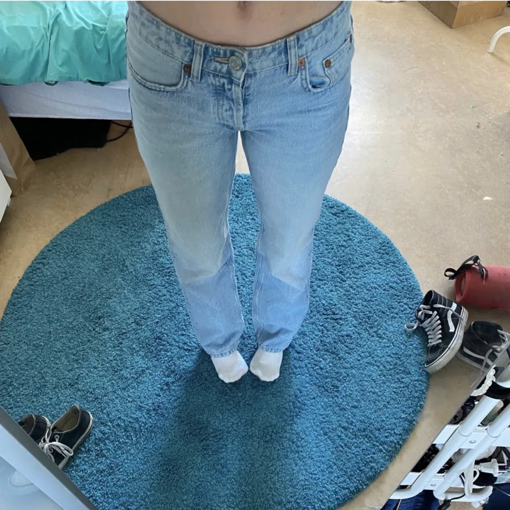 Säljer mina ljusblå jeans från zara💓pris kan diskuteras!!🥰. Jeans & Byxor.