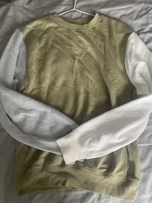 Nike hoodie - En Nike hoodie som är inte är för tjock 💕XS i herrstorlek men passar bra för mig som tjej i storlek S! 199kr inkl frakt⭐️