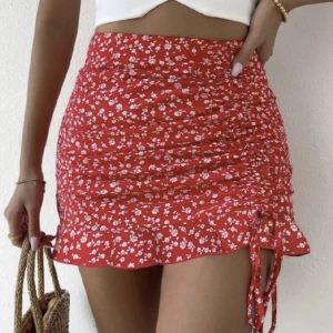 Kjol - En röd Shein kjol som jag använde en gång