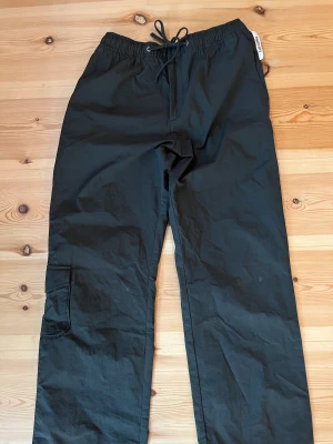 Sporty pants Djerf Avenue - Sporty pants från Djerf avenue i en mörkgrön färg. Använd ett fåtal gånger så i mycket bra skick. 