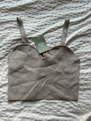 Topp - Jättesöt topp som är helt oanvändbar med lapp kvar 