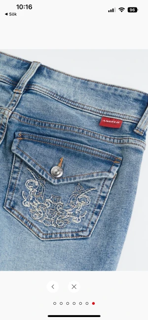 Flared low jeans - Säljer dessa slutsålda jeans från H&M i storlek 36. Helt oanvända med lappen kvar. Säljer då de sitter lite för tajt på mig. Säljer inte för under 299kr. Frakt ingår ej!