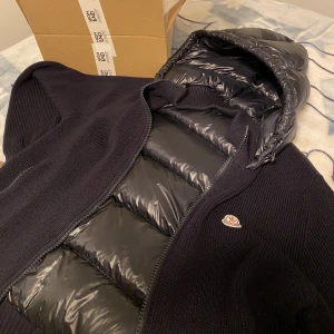 Moncler Jacka (Hooded Down Cardigan) - Moncler Hooded down cardigan Passar XL och L  Storlek XXL (Liten i Storleken) Helt Oanvänd Inga skador