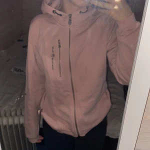 Rosa Sail Racing Kofta - Säljs pga använder inte Inga synliga skador eller missfärgningar Har använts några gånger Strl 170, jag är 165