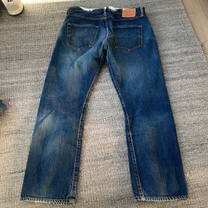 Levis 501 - Vintage levis 501 i fint skick, size 34/30 men sitter mer som 32/30