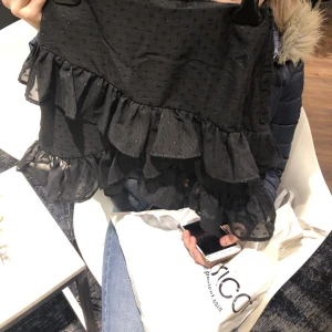 Kjol - Superfin kjol, har länge varit en av mina favoriter som tyvärr blivit för liten. Köptes för ett tag sen och finns inte att köpa längre. Skriv gärna för fler bilder/bud.