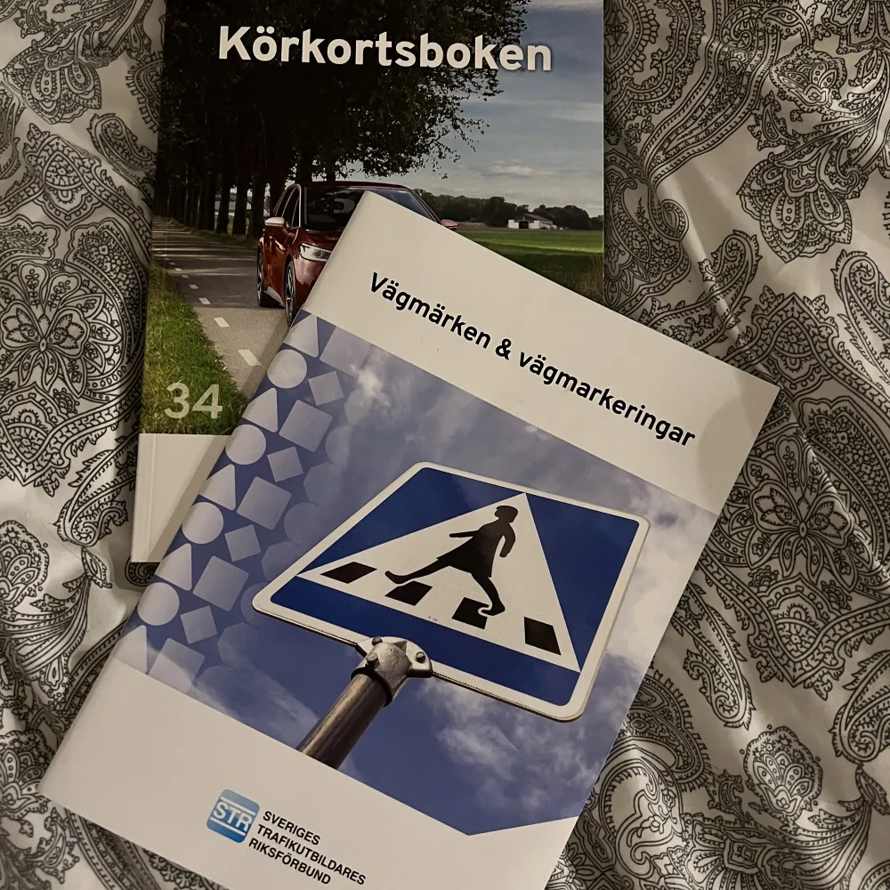 Körkortsboken och vägmärken & vägmarkeringar.  Båda böckerna är i nyskick & typ helt oanvända då jag hade dubbel upplaga av båda, va till stor hjälp under körkortsutbildningen. ☺️   Billigare vid snabb affär ! . Övrigt.