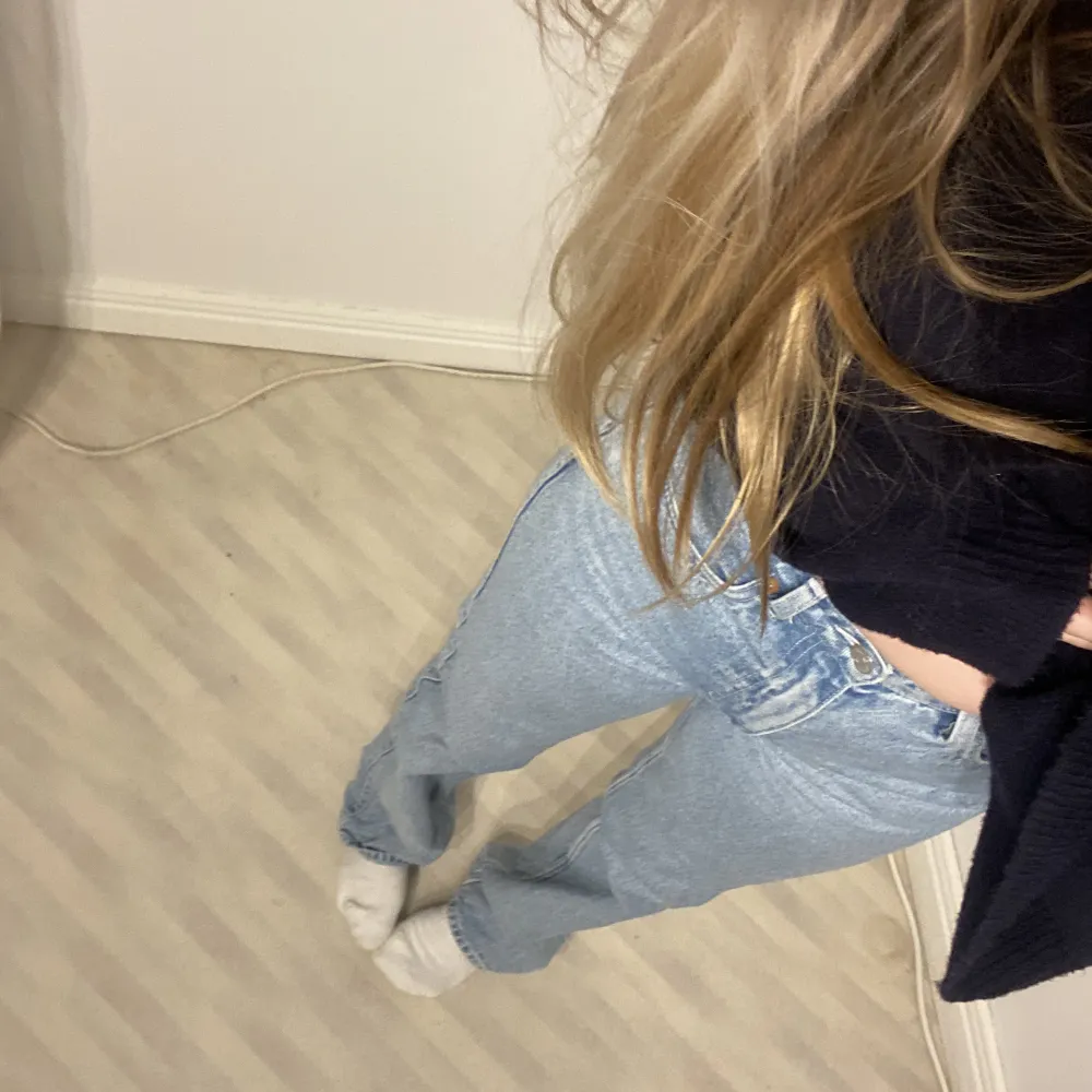 Favoriterna från weekday , högmidjade men så snygga!💕jag. Har storlek 36-38. Jeans & Byxor.