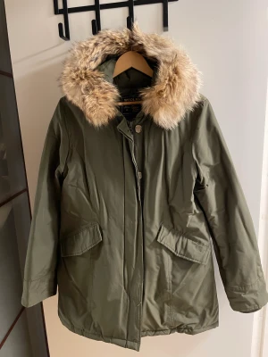 Woolrich jacka  - Säljer pga för liten för mig. Billigt pris pga det lilla lilla hålet i bak 