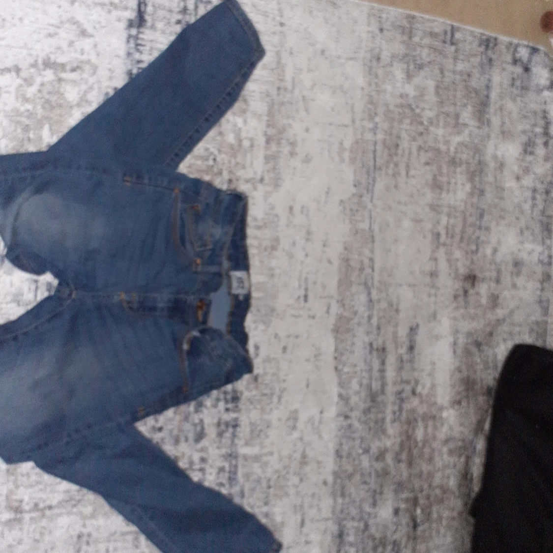 Skini jean för bara 50kr ingen retur mer är skit skön rekomenderar att köpa innan den säljs passa på🙂de är smal size - 90