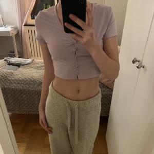 Lila blus - Supersöt lila blus perfekt till sommaren! Meddela gärna om du har några frågor🙌💕