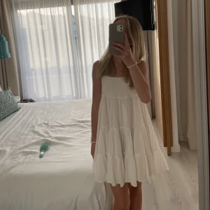 Zara klänning - Kort klänning från Zara😍 Superbra skick och så fin till sommaren❤️ Storlek XS