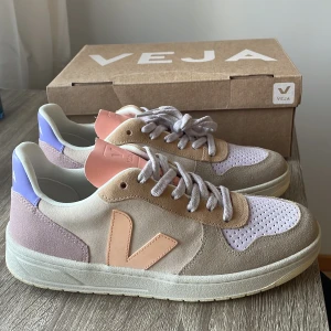 Veja sneakers (oanvända) - Helt nya sneakers från Veja i storlek 40. Säljs pga fel storlek för mig. Nypris: 1 550kr