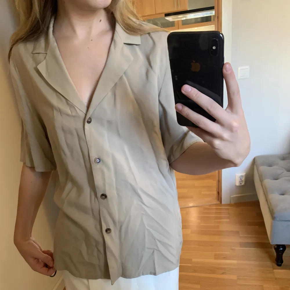 Säljer dessa oanvända blus/skorta i tyg-material. Perfekt till stranden eller matcha till en sommaroutfit. Storlek 34. Puserot.