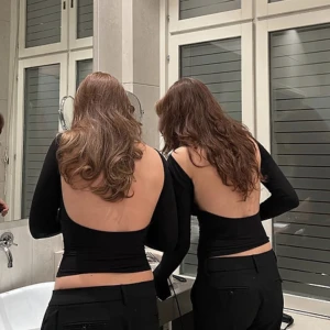 Topp från Alobha - Säljer denna superfina topp från Alobha med öppen rygg. Den var tyvärr förstor för mig och missade returnera. Den är oanvänd och har endast testat den på. Ny pris 399kr, mitt pris 300kr. 