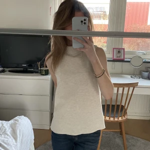 Stickat linne med polokrage - Jättefin stickat linne med polokrage. Superfin till våren!☺️KLICKA INTE PÅ KÖP NU!!!