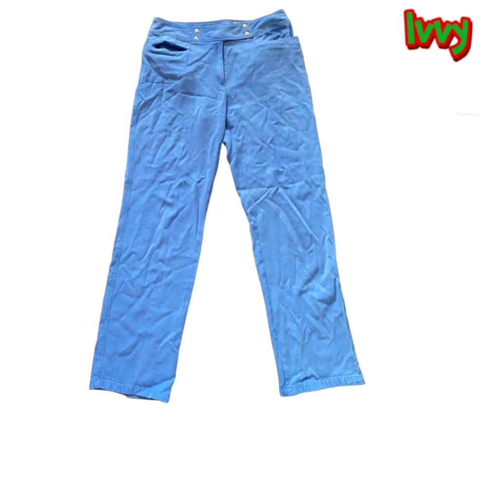 Blå byxor 💙(inte jeans) är lite smutsiga längst ner pga regn. Går bort vid tvätt 💦 . Jeans & Byxor.