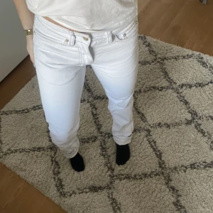 EYTYS jeans - jätte fina ljus blå jeans från eytys. Nypris 2 200kr Små i storleken, sitter som en 25 vilket jag vanligtvis har.