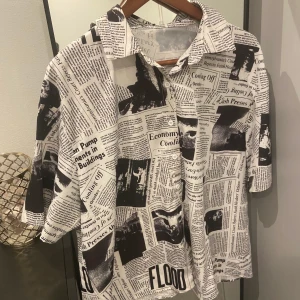 Kortärmad skjorta - Skjorta med tidnings design. Korta ärmar. Loose fit. 