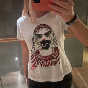 LTJ - T-shirt med skit ballt tryck med utstickande dekoration från LTJ💥bra skick!