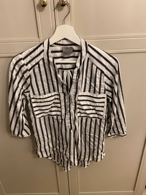 Blus  - En fin blus/skjorta från Vero Moda i storleken Xs så fin